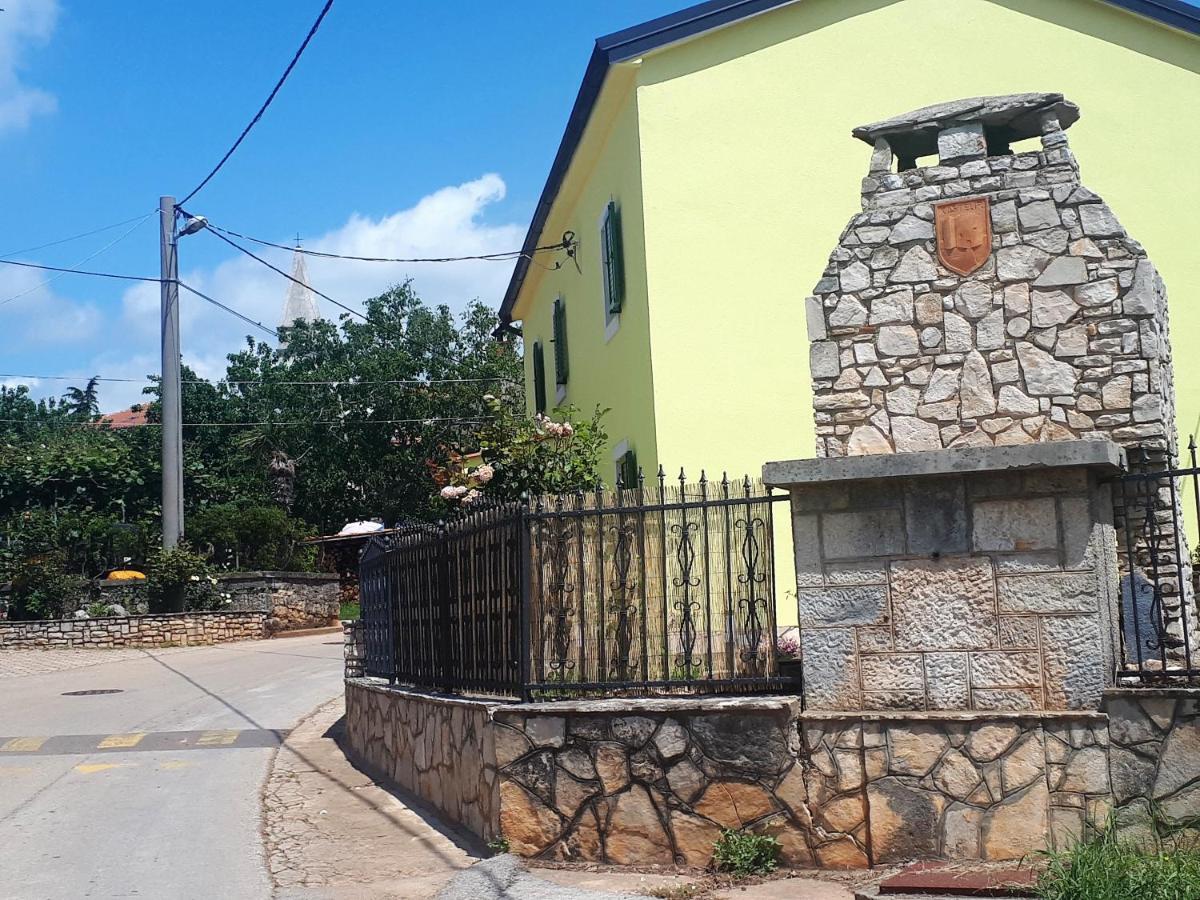 Apartment Aurora Kaštelir Esterno foto