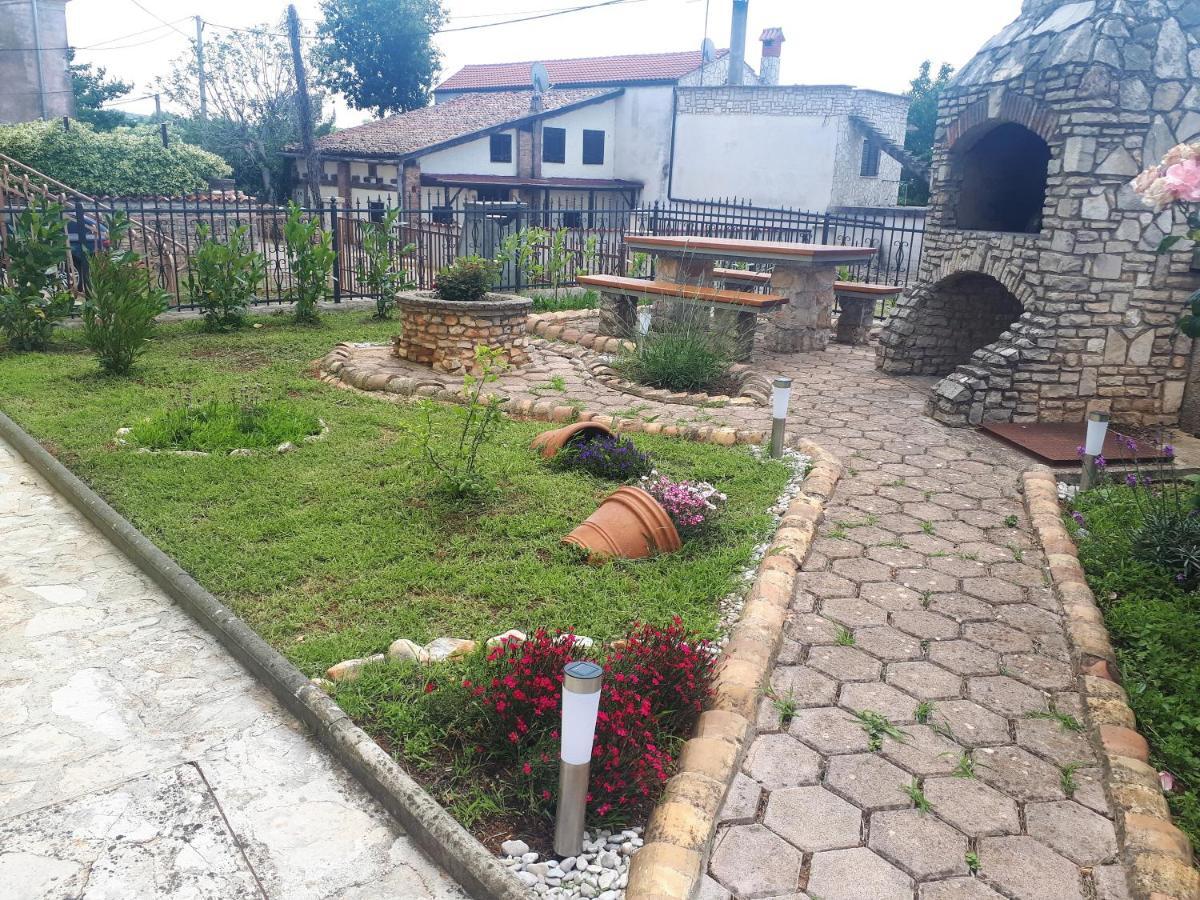 Apartment Aurora Kaštelir Esterno foto